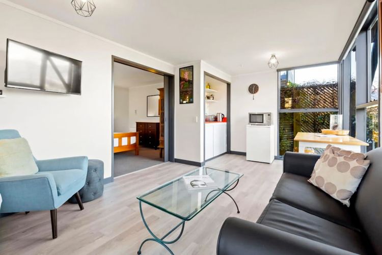 Panoramic Cosy Queenstown Base with shared spa and views