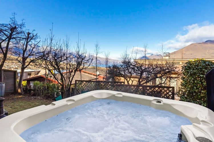 Panoramic Cosy Queenstown Base with shared spa and views