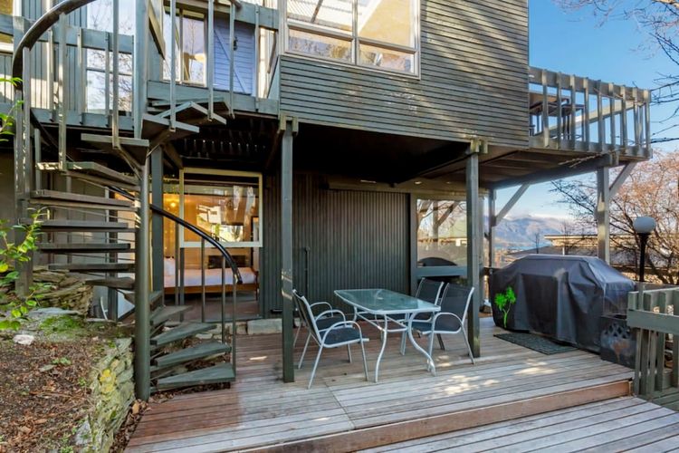 Panoramic Cosy Queenstown Base with shared spa and views