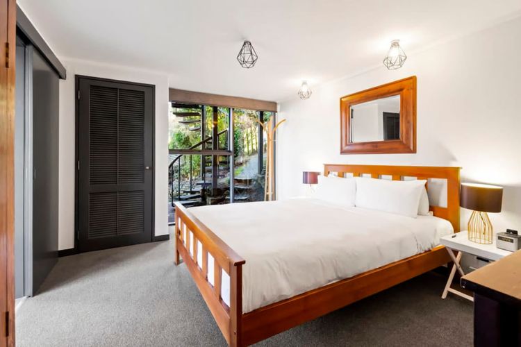 Panoramic Cosy Queenstown Base with shared spa and views