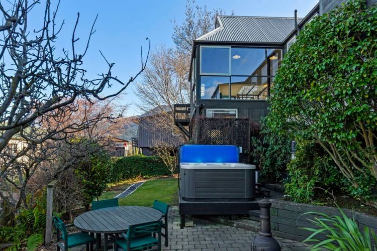 Panoramic Cosy Queenstown Base with shared spa and views