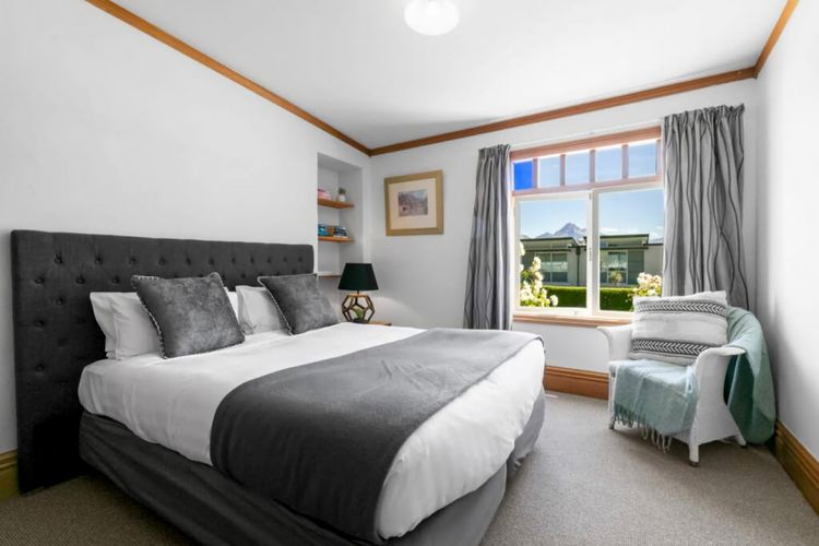 Historic Stone House & Alley Cottage