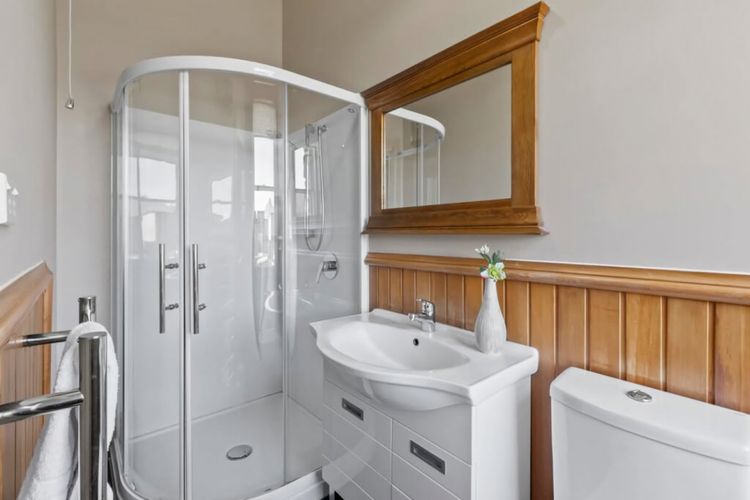 Historic Stone House & Alley Cottage