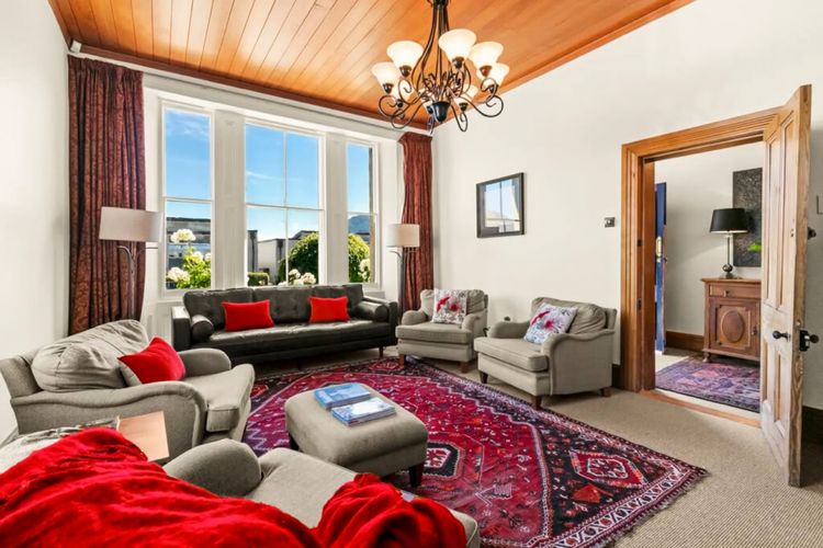 Historic Stone House & Alley Cottage