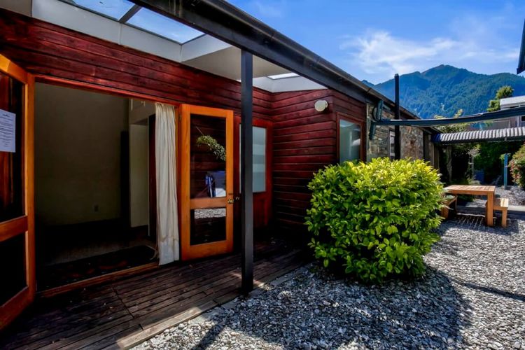 Historic Stone House & Alley Cottage