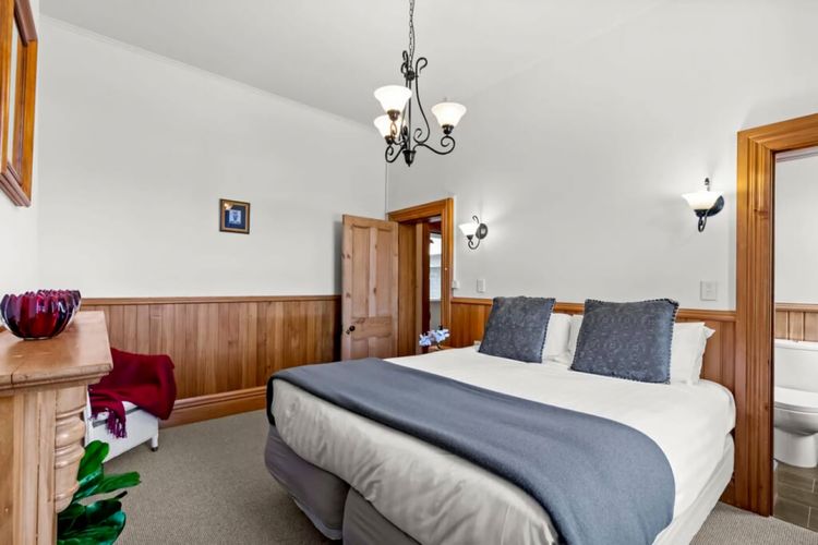 Historic Stone House & Alley Cottage