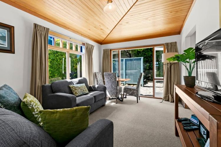 Historic Stone House & Alley Cottage