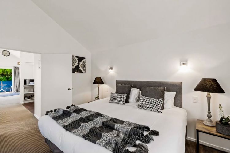 Historic Stone House & Alley Cottage