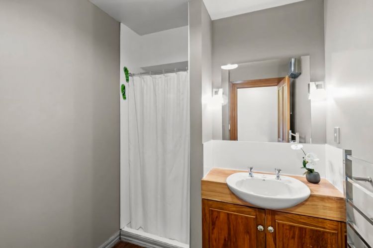 Historic Stone House & Alley Cottage