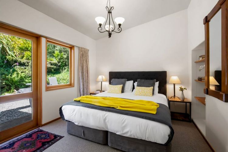 Historic Stone House & Alley Cottage