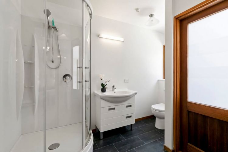 Historic Stone Cottage Apt 1- spa – 3 min from town