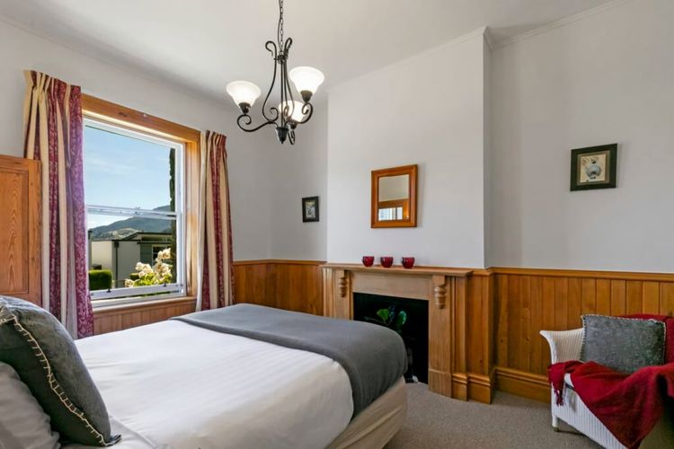 Historic Stone Cottage Apt 1- spa – 3 min from town