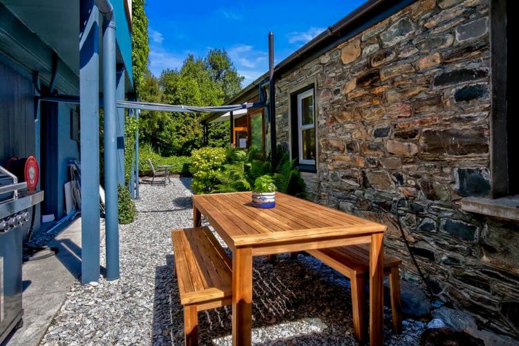 Historic Stone Cottage Apt 1- spa – 3 min from town