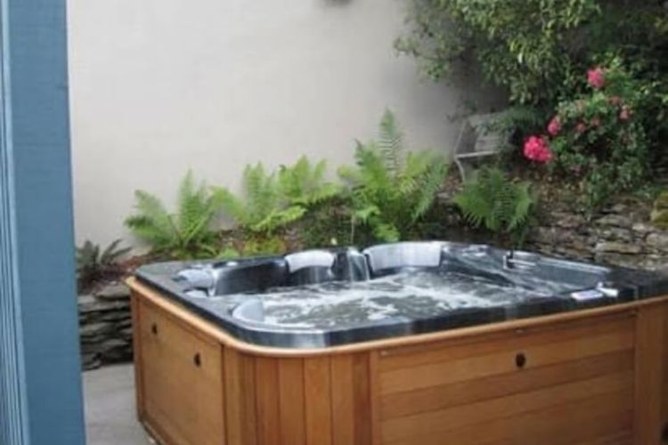 Historic Stone Cottage Apt 1- spa – 3 min from town