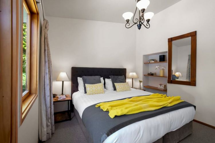 Historic Stone Cottage Apt 1- spa – 3 min from town