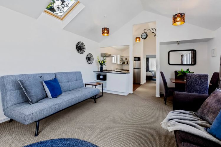 Historic Stone Cottage – Alley Apartment with Spa