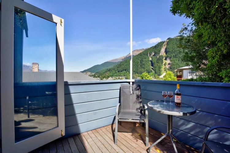 Historic Stone Cottage – Alley Apartment with Spa