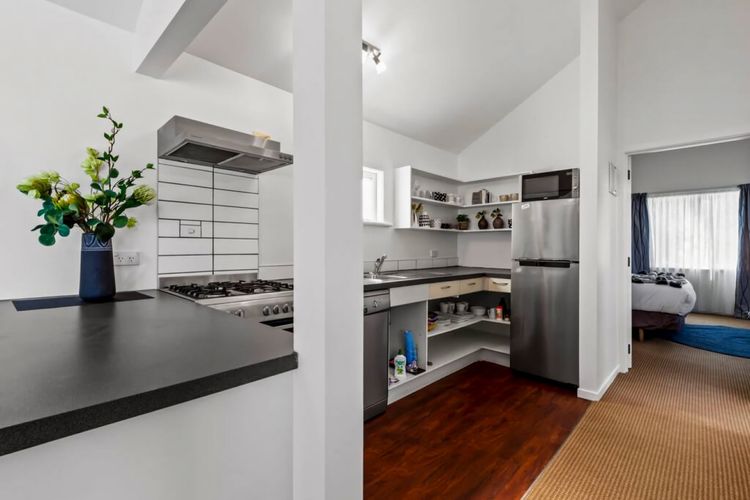 Historic Stone Cottage – Alley Apartment with Spa