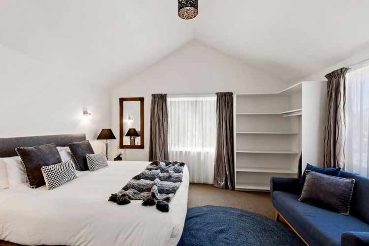 Historic Stone Cottage – Alley Apartment with Spa