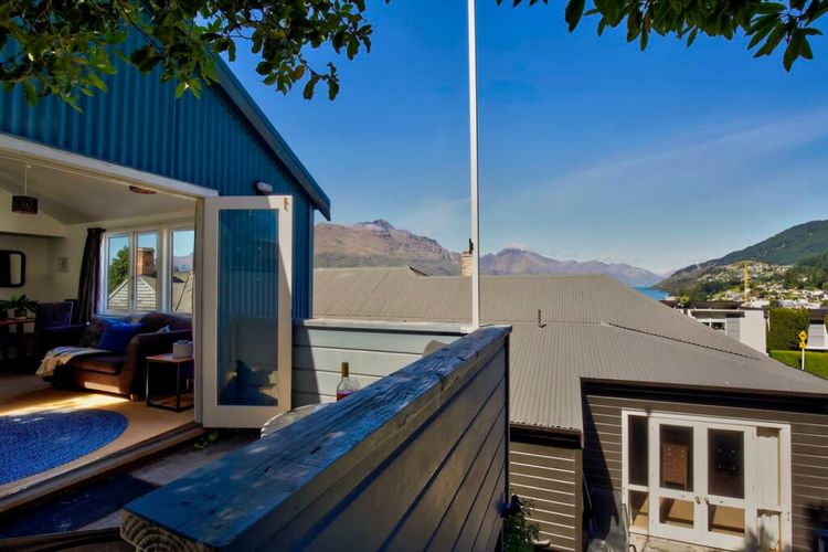 Historic Stone Cottage – Alley Apartment with Spa