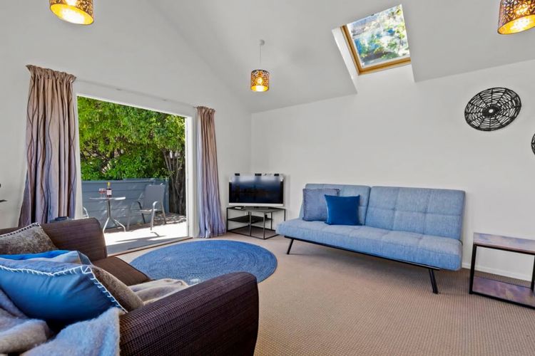 Historic Stone Cottage – Alley Apartment with Spa