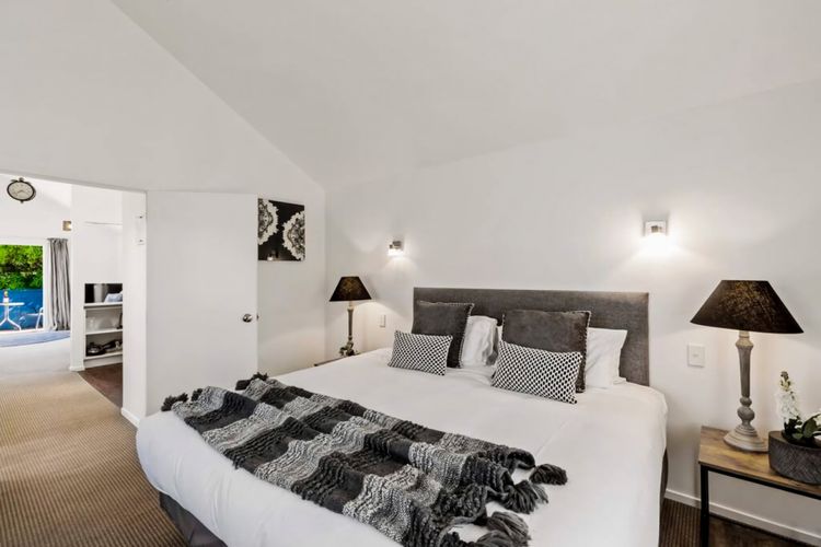 Historic Stone Cottage – Alley Apartment with Spa