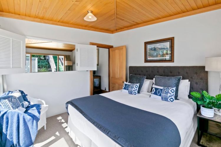 Historic Stonehouse Mini walk to town with shared spa