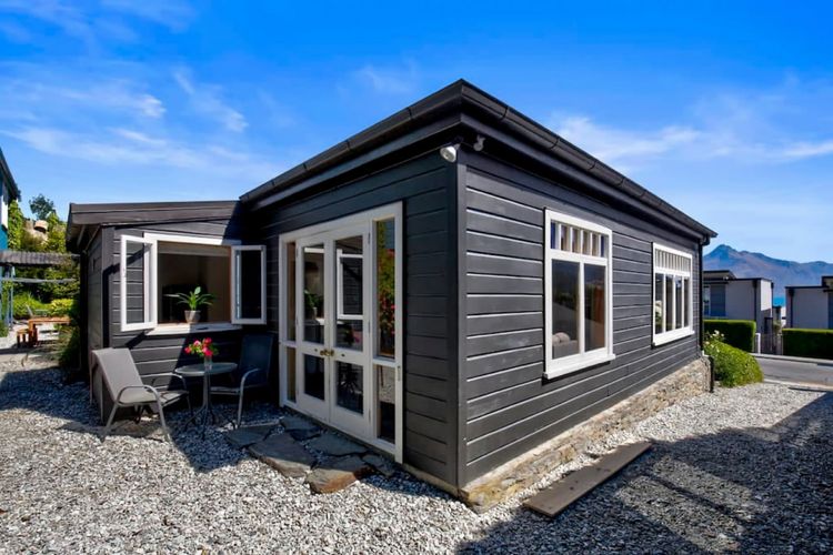 Historic Stonehouse Mini walk to town with shared spa