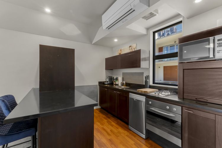 Fully equipped kitchen and aircon/heatpump