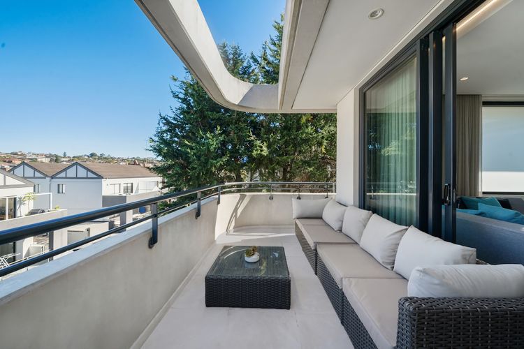 Sleek 1BR Apartment w Skylight near Coogee Beach