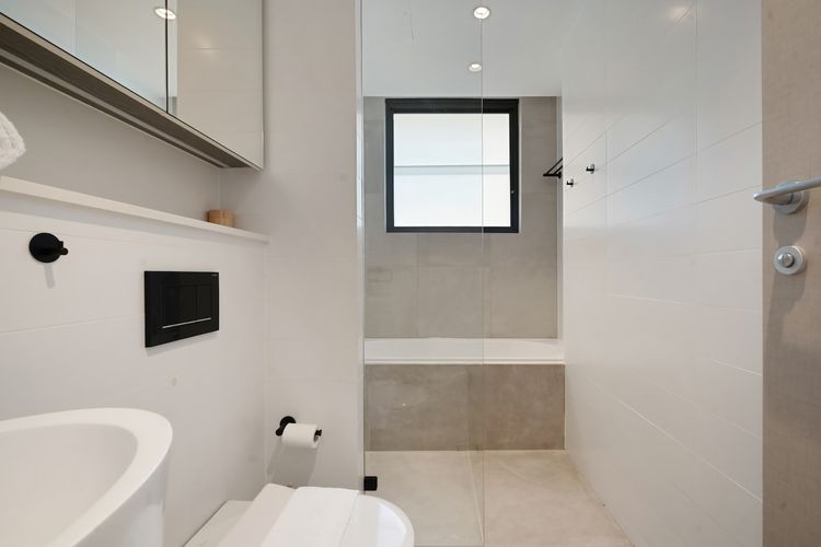Sleek 1BR Apartment w Skylight near Coogee Beach