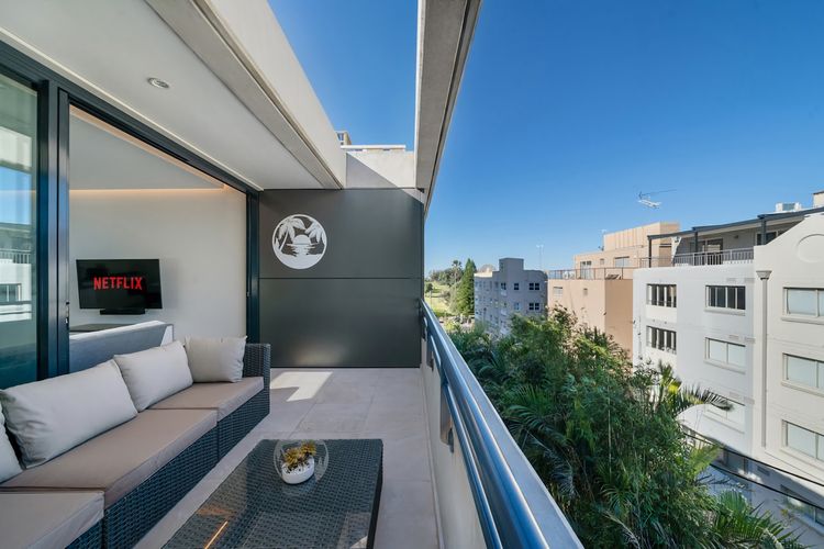 Sleek 1BR Apartment w Skylight near Coogee Beach