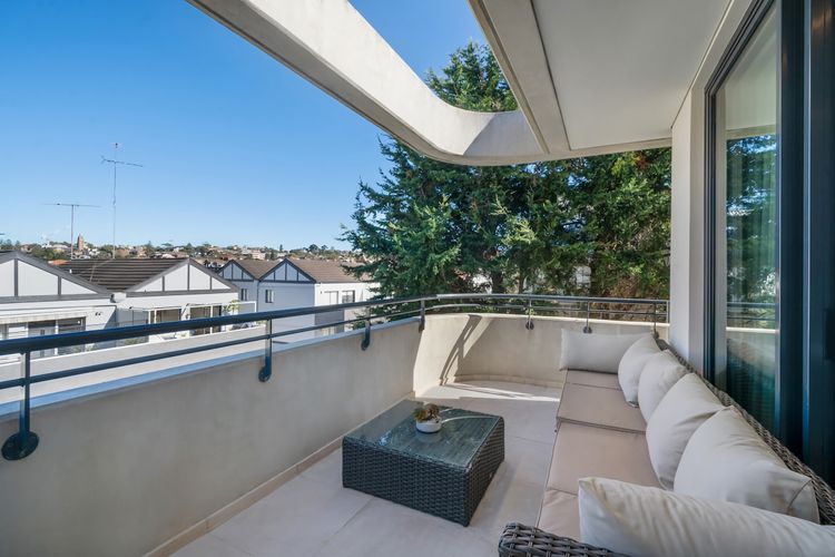 Sleek 1BR Apartment w Skylight near Coogee Beach