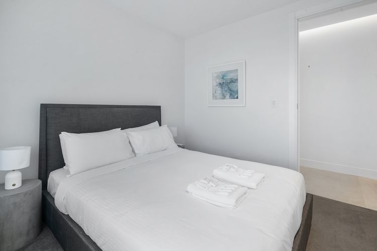 Sleek 1BR Apartment w Skylight near Coogee Beach