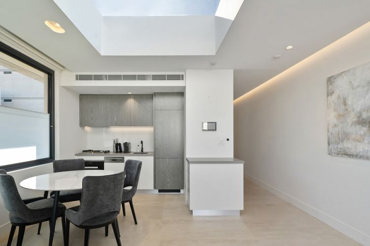Sleek 1BR Apartment w Skylight near Coogee Beach