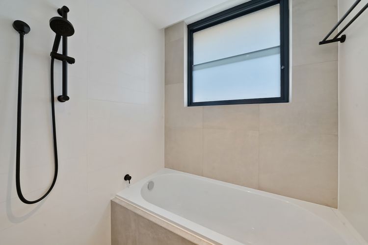 Sleek 1BR Apartment w Skylight near Coogee Beach