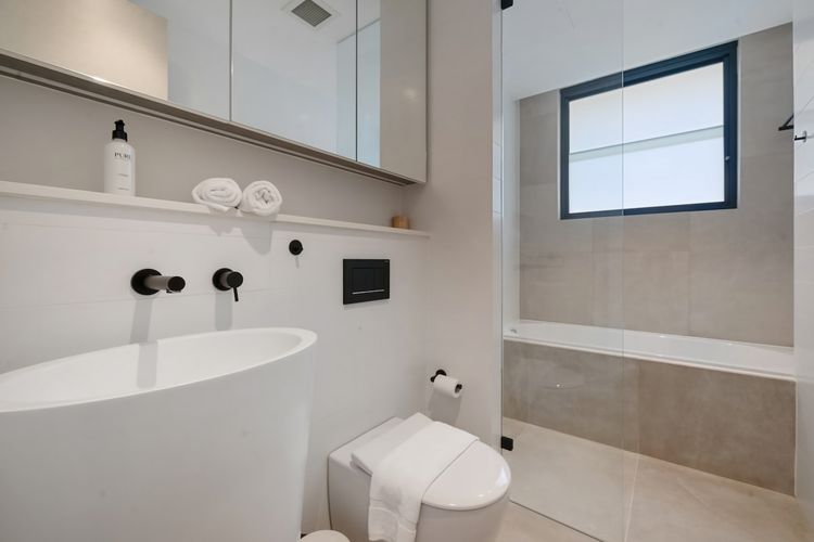 Sleek 1BR Apartment w Skylight near Coogee Beach