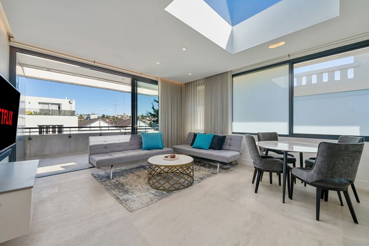 Sleek 1BR Apartment w Skylight near Coogee Beach
