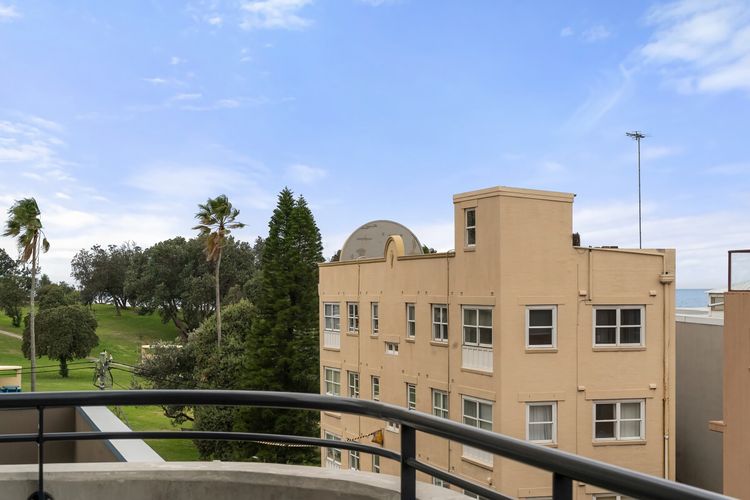 Inviting 2BR Unit w Parking near Coogee Beach