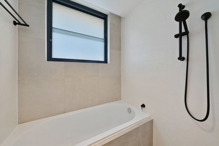 Full bathroom image 2