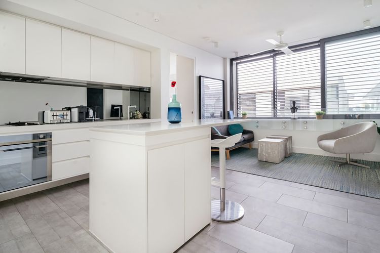 Stylish 1BR Apartment w Skylight near Bondi Beach