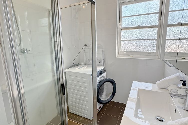 Warm Spacious Bondi Stay with Parking