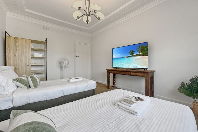 Warm Spacious Bondi Stay with Parking