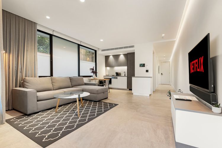 Modern 1BR Abode w Courtyard Steps to the Beach