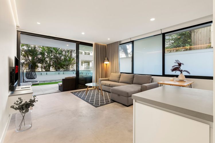 Modern 1BR Abode w Courtyard Steps to the Beach