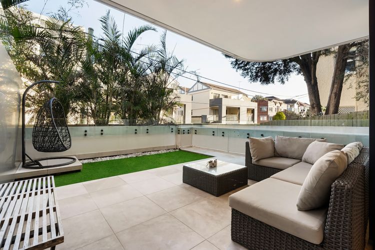 Modern 1BR Abode w Courtyard Steps to the Beach