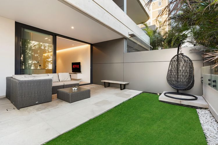 Modern 1BR Abode w Courtyard Steps to the Beach