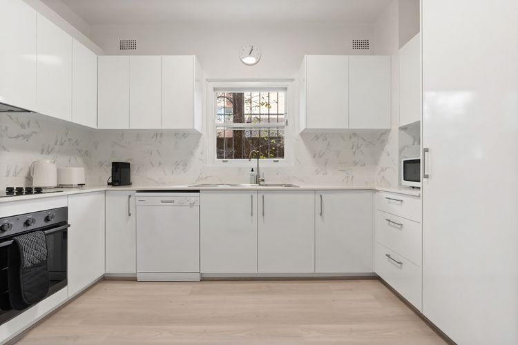 Bondi Oasis: 2BR Walk to Beach w/ Parking