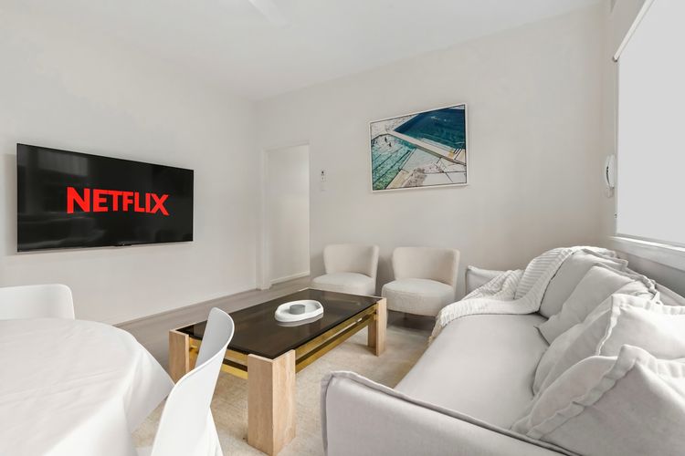 Bondi Oasis: 2BR Walk to Beach w/ Parking