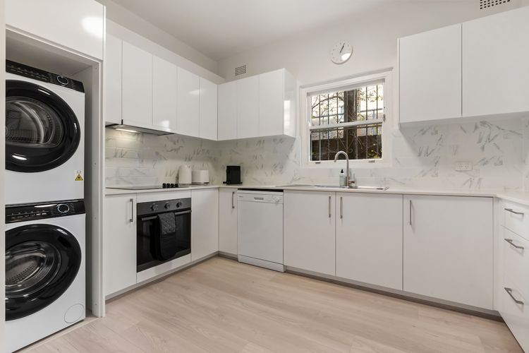 Bondi Oasis: 2BR Walk to Beach w/ Parking